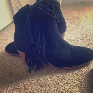 Cliffs by white mountain black fabric